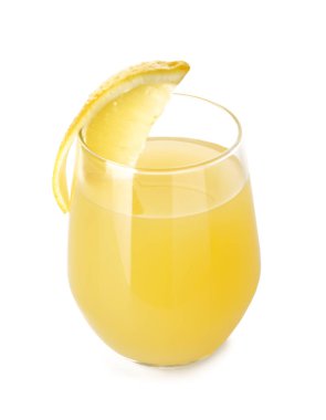 Beyaz arka planda bir bardak taze limon suyu.