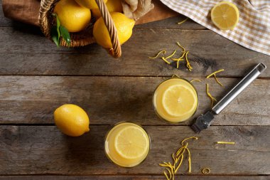 Ahşap masa taze limon suyu ile düz yatıyordu kompozisyon