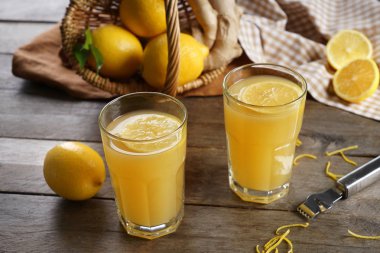 Taze limon suyu ahşap masa üzerinde gözlük