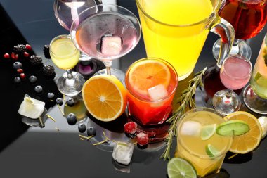 Gözlük masada lezzetli yaz kokteylleri ile