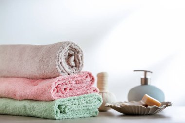 Masada sabun çubuklarla temiz yumuşak havlu yığını