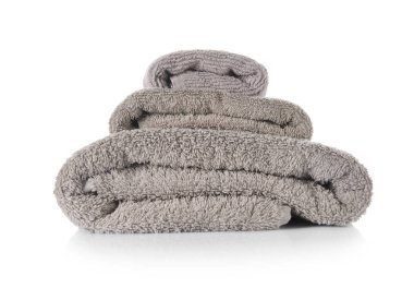 Beyaz arka plan üzerinde temiz yumuşak havlu yığını