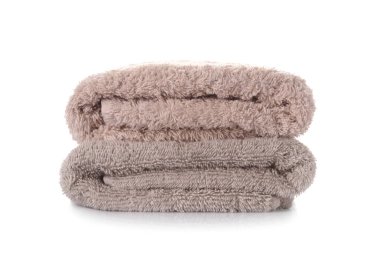 Beyaz arka plan üzerinde temiz yumuşak havlu yığını