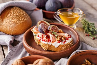 Olgun incir ve plaka üzerinde prosciutto ile lezzetli sandviç