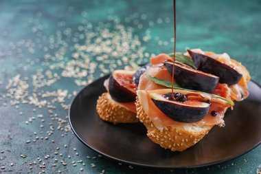 Olgun incir ve plaka üzerinde prosciutto ile lezzetli sandviçler