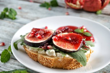 Olgun incir ve plaka reçel ile lezzetli sandviç