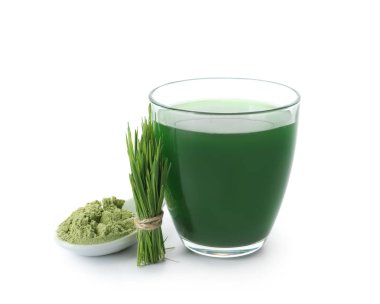 Bardak taze buğday çimen suyu ve toz beyaz zemin üzerine kaşıkla