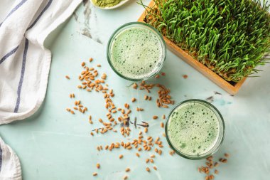 Taze buğday çimen suyu masada, üstten görünüm gözlük