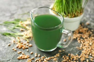 Cam sürahi taze buğday çimen suyu masada