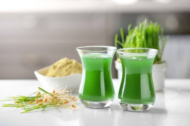 Taze buğday çimen suyu masada gözlük