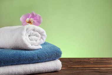 Ahşap masa renk arka plan üzerinde temiz yumuşak havlu