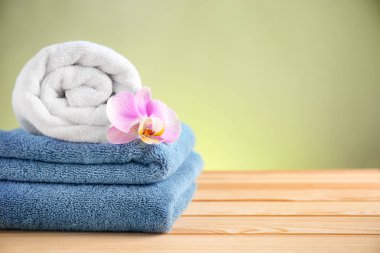 Ahşap masa renk arka plan üzerinde temiz yumuşak havlu