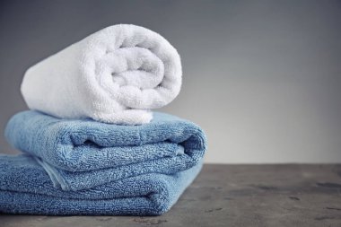 Gri arka plan karşı masada temiz yumuşak havlu