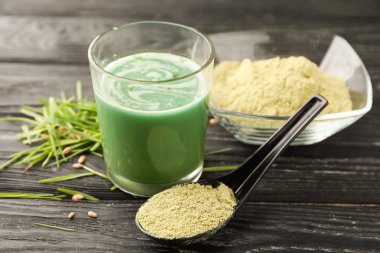 Bardak buğday çim suyu tozu ahşap tablo ile