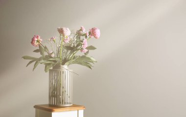 Dışkı ışık duvarının yakınında üzerinde güzel pembe çiçekli vazo