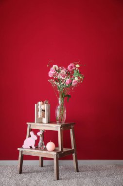 İç dekorasyon ve renk duvarının yakınında ahşap stand güzel pembe çiçekli vazo
