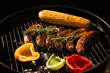 Lezzetli sosis ve Barbekü ızgara sebze yemek