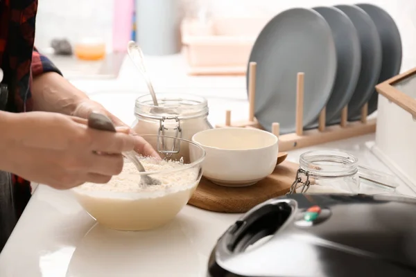 Kadın Mutfakta Waffle Için Hamur Yapma — Stok fotoğraf