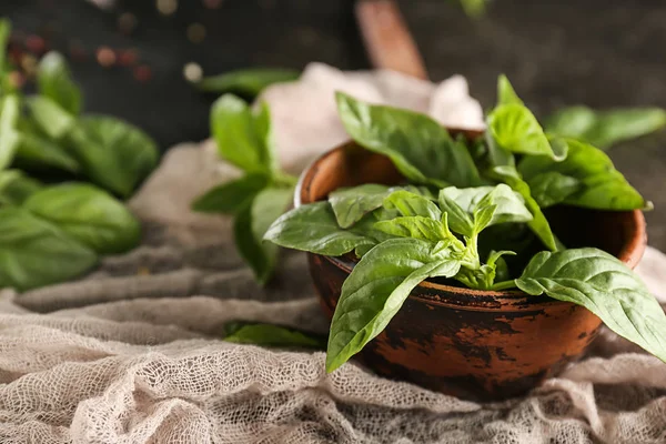 Bowl Dengan Kemangi Hijau Segar Atas Meja — Stok Foto