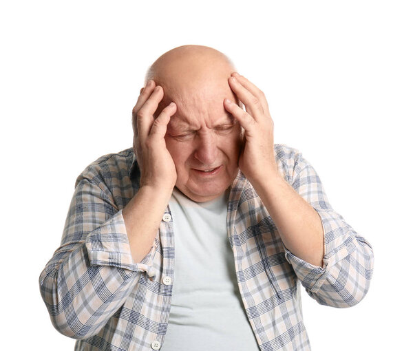 Депрессивный пожилой человек на белом фоне
