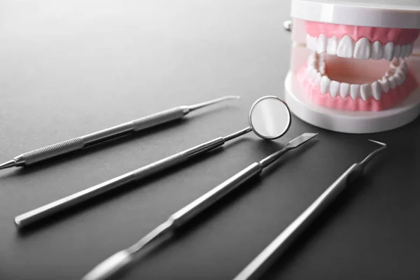 Zubní Nástroje Umělými Čelisti Tmavý Stůl — Stock fotografie