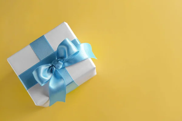 Caja Regalo Con Cinta Azul Sobre Fondo Color — Foto de Stock