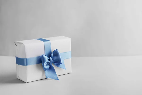 Gift Box Blue Ribbon Light Background — Stock Photo, Image