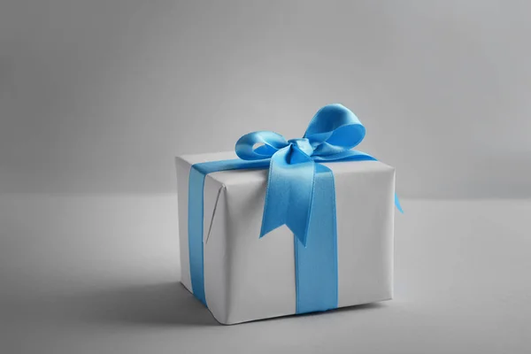 Gift Box Blue Ribbon Light Background — Stock Photo, Image