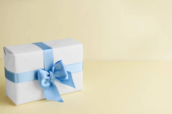 Caja Regalo Con Cinta Azul Sobre Fondo Color — Foto de Stock