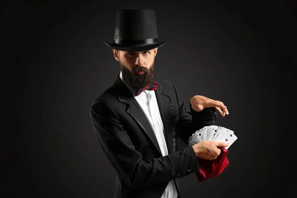 Magicien Avec Des Cartes Sur Fond Sombre — Photo