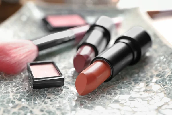 Diferentes Lápices Labiales Otros Cosméticos Mesa — Foto de Stock