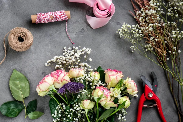 Όμορφα Λουλούδια Προμήθειες Ανθοπωλείο Στο Τραπέζι Γκρι — Φωτογραφία Αρχείου