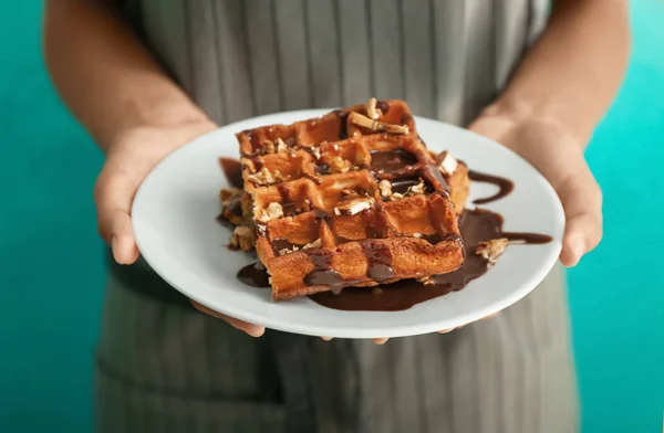 Vrouw Met Plaat Met Lekkere Wafels Kleur Achtergrond Close — Stockfoto