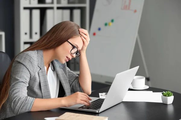 Müde Frau Arbeitet Büro Laptop — Stockfoto