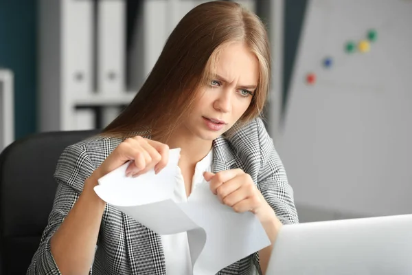 Benadrukt Dat Vrouw Het Scheuren Van Papier Kantoor — Stockfoto