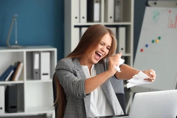 Benadrukt Dat Vrouw Het Scheuren Van Papier Kantoor — Stockfoto