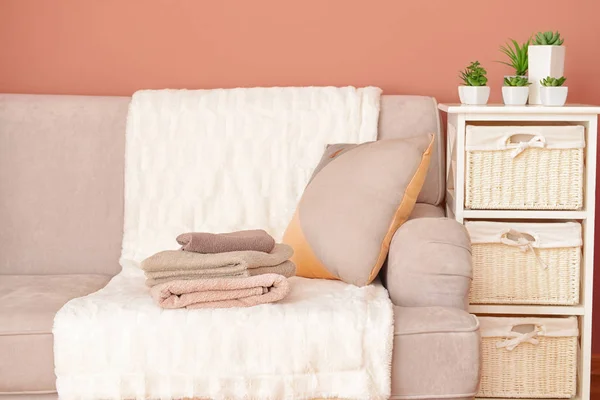 Clean Towels Sofa Room — Stock Photo, Image