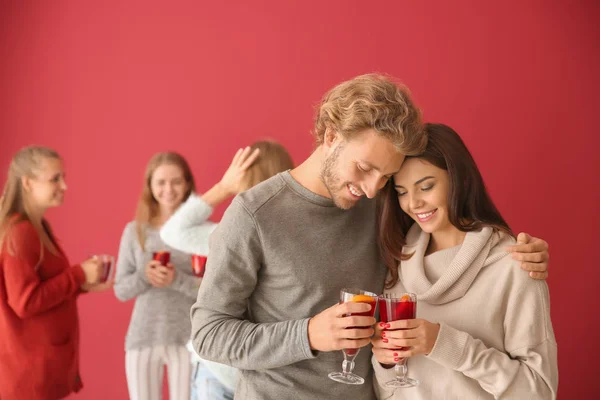 Pareja Con Delicioso Vino Caliente Fiesta — Foto de Stock