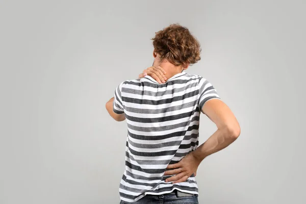 Hombre Que Sufre Dolor Espalda Sobre Fondo Gris —  Fotos de Stock