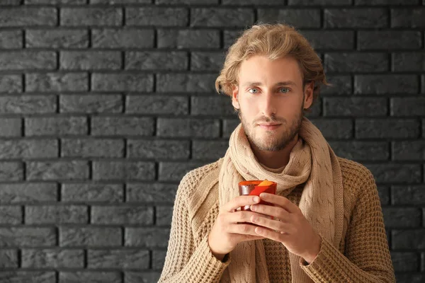 Mannen Med Glas Läcker Glögg Mot Mörka Tegelvägg — Stockfoto