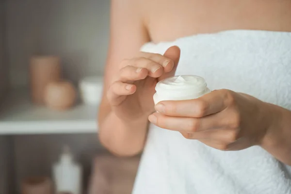 Woman Applying Body Cream Closeup — Stock Photo, Image