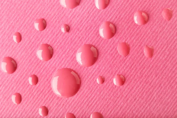ピンクの紙 クローズ アップにマニキュアの滴 — ストック写真