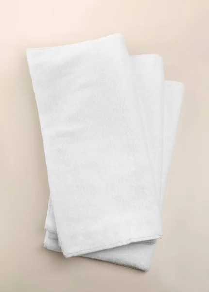 Καθαρό Μαλακό Πετσέτες Επάνω Ελαφρύς Υπόβαθρο — Φωτογραφία Αρχείου