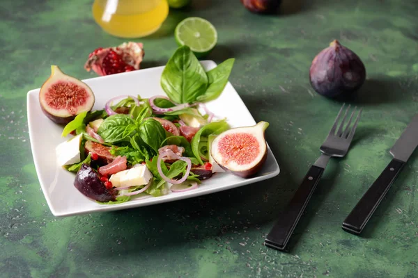 カラー テーブルに美味しいイチジク サラダ プレート — ストック写真