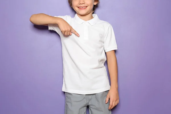 Malý Chlapec Tričku Barvu Pozadí — Stock fotografie