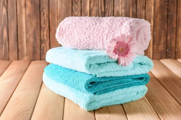 Stack Clean Soft Towels Flower Wooden Table — Stock Photo, Image