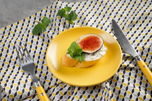 Tasty Sandwich Ripe Fig Mint Cream Cheese Plate — Stock Photo, Image