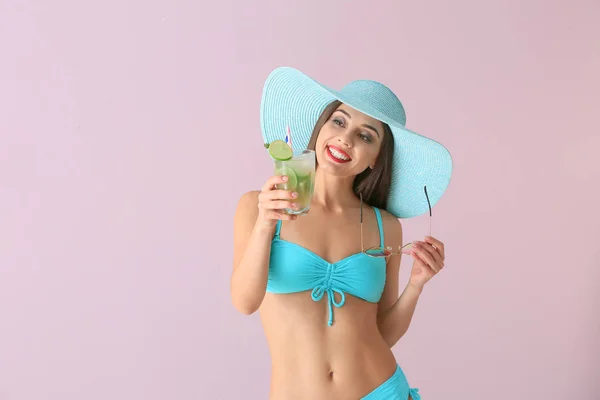 Piękna Kobieta Strój Kąpielowy Smaczny Letni Koktajl Kolor Tła — Zdjęcie stockowe