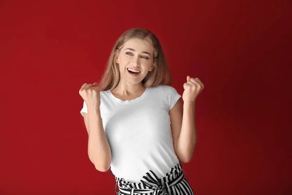 Retrato Mujer Joven Hermosa Feliz Sobre Fondo Color — Foto de Stock