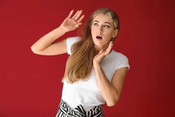 Portrait Shocked Young Woman Color Background — Stock Photo, Image